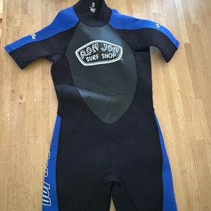 Kids size 8 short wetsuit. Never worn.